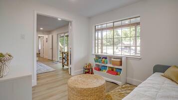 5 chambres, bureau, fer et planche à repasser, lit parapluie