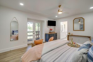 5 habitaciones, escritorio y tabla de planchar con plancha