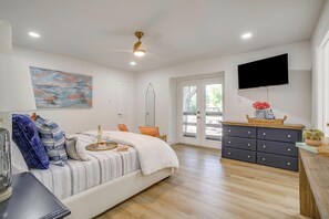 5 soverom, skrivebord, strykejern/-brett og reiseseng for barn