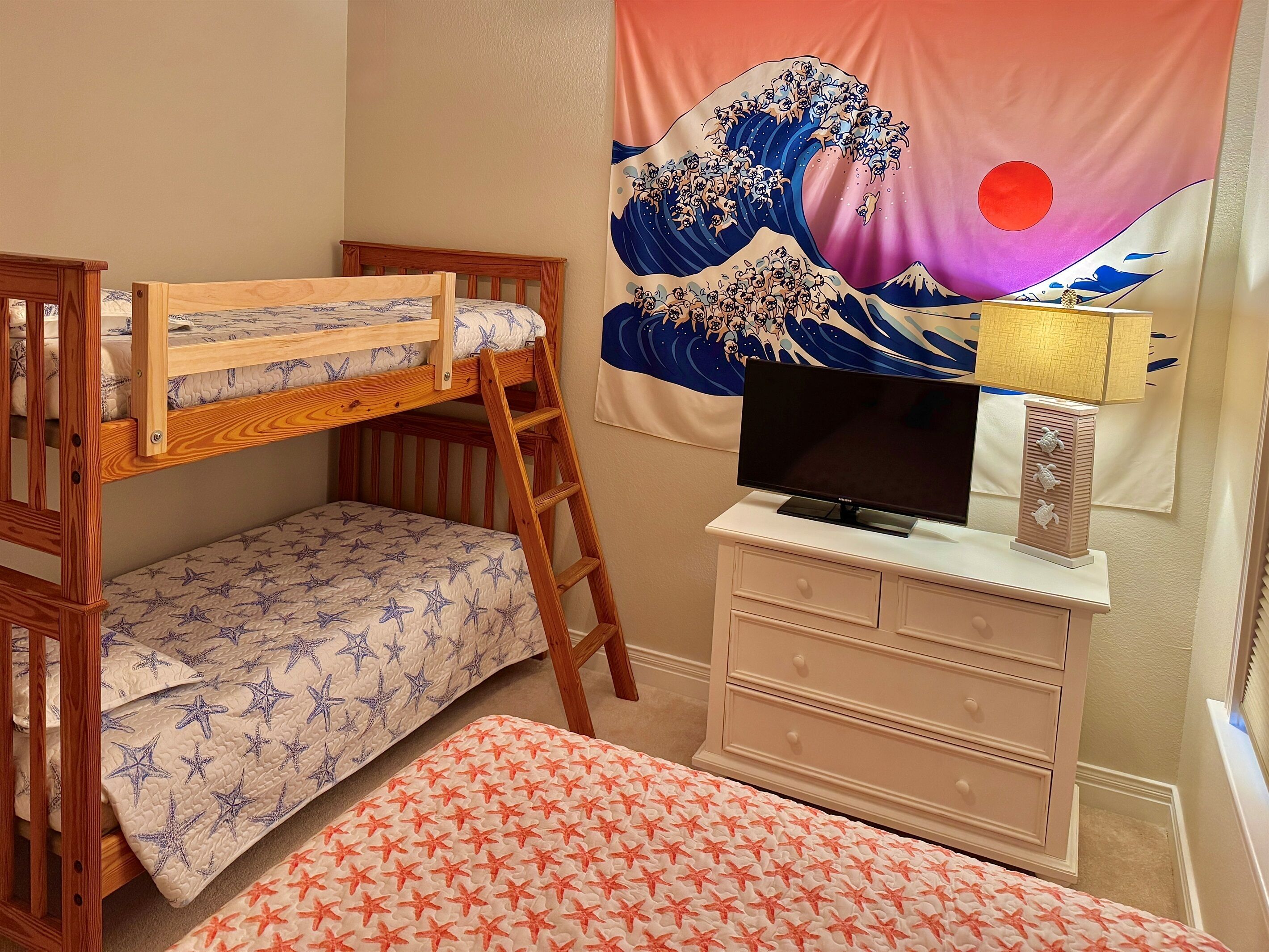 3 soverom, skrivebord, strykejern/-brett og reiseseng for barn