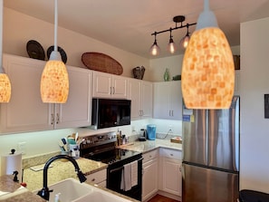 Fridge, microwave, oven, stovetop - *Newly* Listed Ocean View, Elevator, Beach Access, Golf, Community Pool, (Corolla)