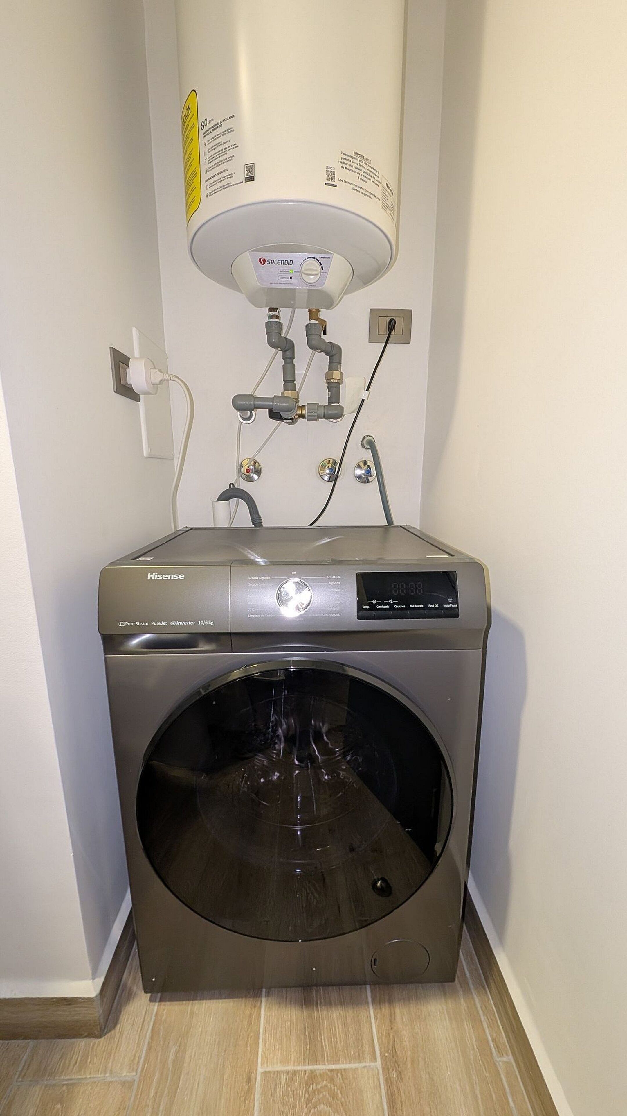 Una unidad de lavadora y secadora Hisense Pure Steam PureJet de 10 kg, con panel de control e calentador de agua en la parte superior.