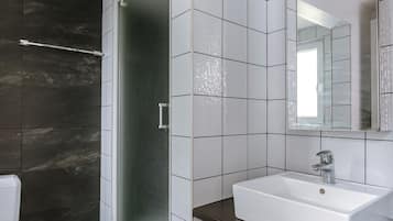 Asciugacapelli, asciugamani, sapone, carta igienica