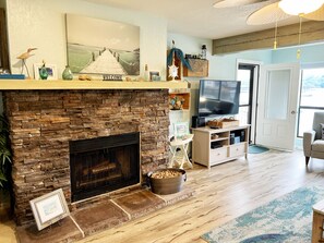 Smart-tv, een open haard en boeken