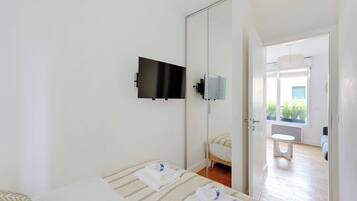 Apartment | 1 bedroom, laptop workspace, iron/ironing board, bed sheets
