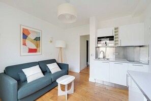 Apartment | Living area | Fireplace