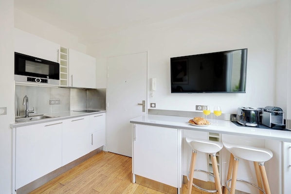 Apartment | Private kitchen | Fridge, microwave, oven, stovetop