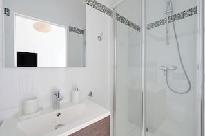 Apartment | Bathroom | Bathtub, hair dryer, towels, shampoo