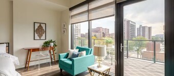 Lux Living in Cherry Creek Rooftop Pool and Free Parking