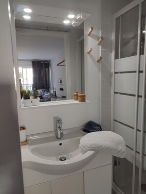 シャワー、ヘアドライヤー、タオル、石鹸