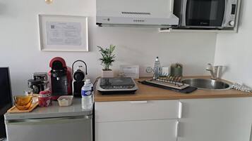 Een koelkast, een microgolfoven, een kookplaat