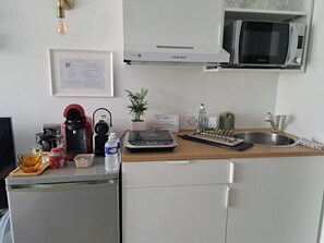 Réfrigérateur, micro-ondes, plaque de cuisson, cafetiÚre/bouilloire