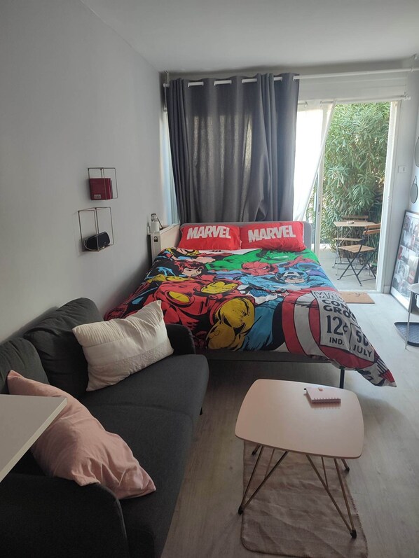 1 bedroom, desk, travel crib, WiFi