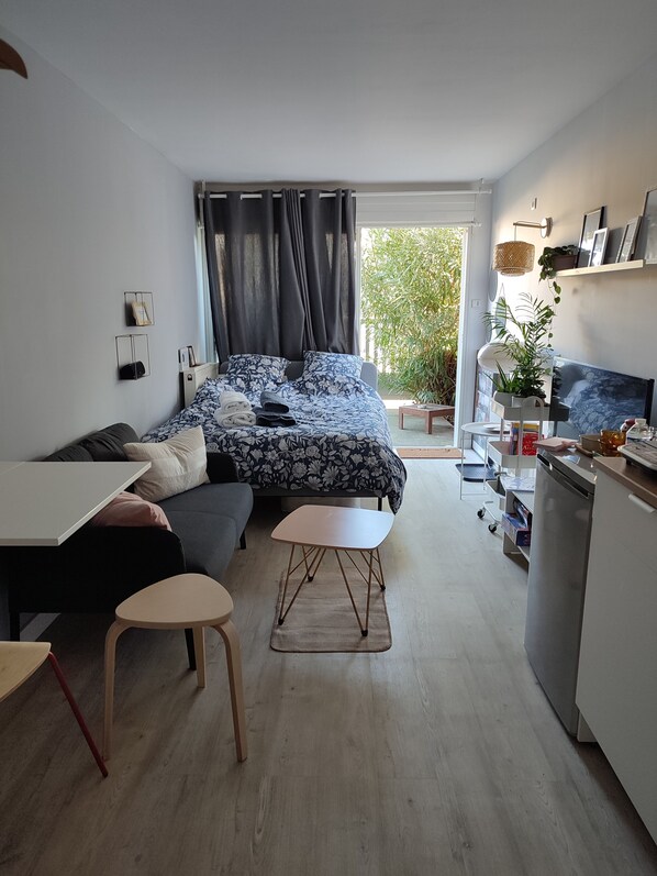 Bureau, lit parapluie, Wi-Fi, draps fournis