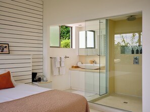 Douche, serviettes fournies, savon, papier toilette