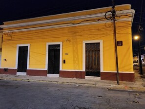 Exterior - Pool, garden and colonial charm! (Centro)