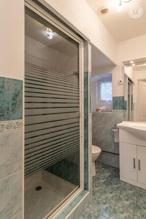 Douche, sèche-cheveux, serviettes fournies