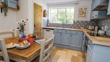 Een vaatwasser, kookgerei, borden en bestek