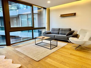 Smart TV y chimenea 