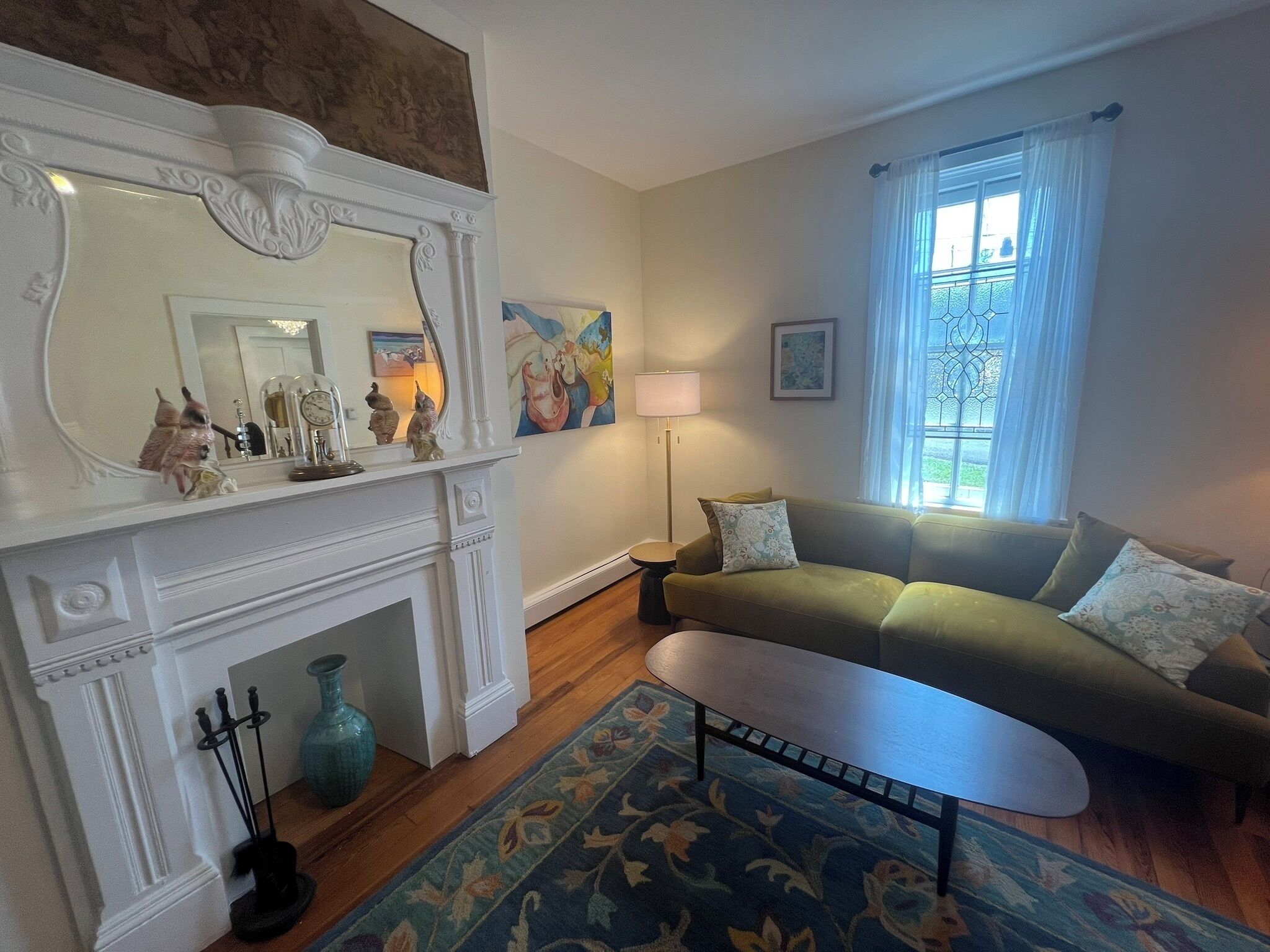 TV connectée, cheminée, livres, chaîne hi-fi