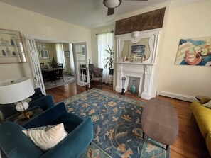 Smart-TV, Kamin, Bücher, Stereoanlage