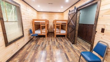 8 bedrooms, WiFi, bed sheets