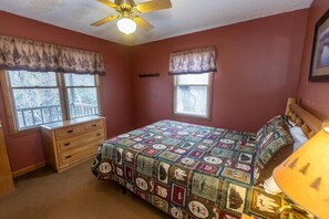 2 bedrooms, WiFi, bed sheets - The Ridge Cabin - Sleeps 4 (Spruce Pine)