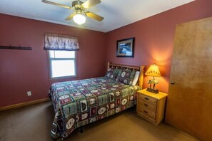2 bedrooms, WiFi, bed sheets - The Ridge Cabin - Sleeps 4 (Spruce Pine)