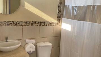 Basic Quadruple Room, Garden View | Bathroom