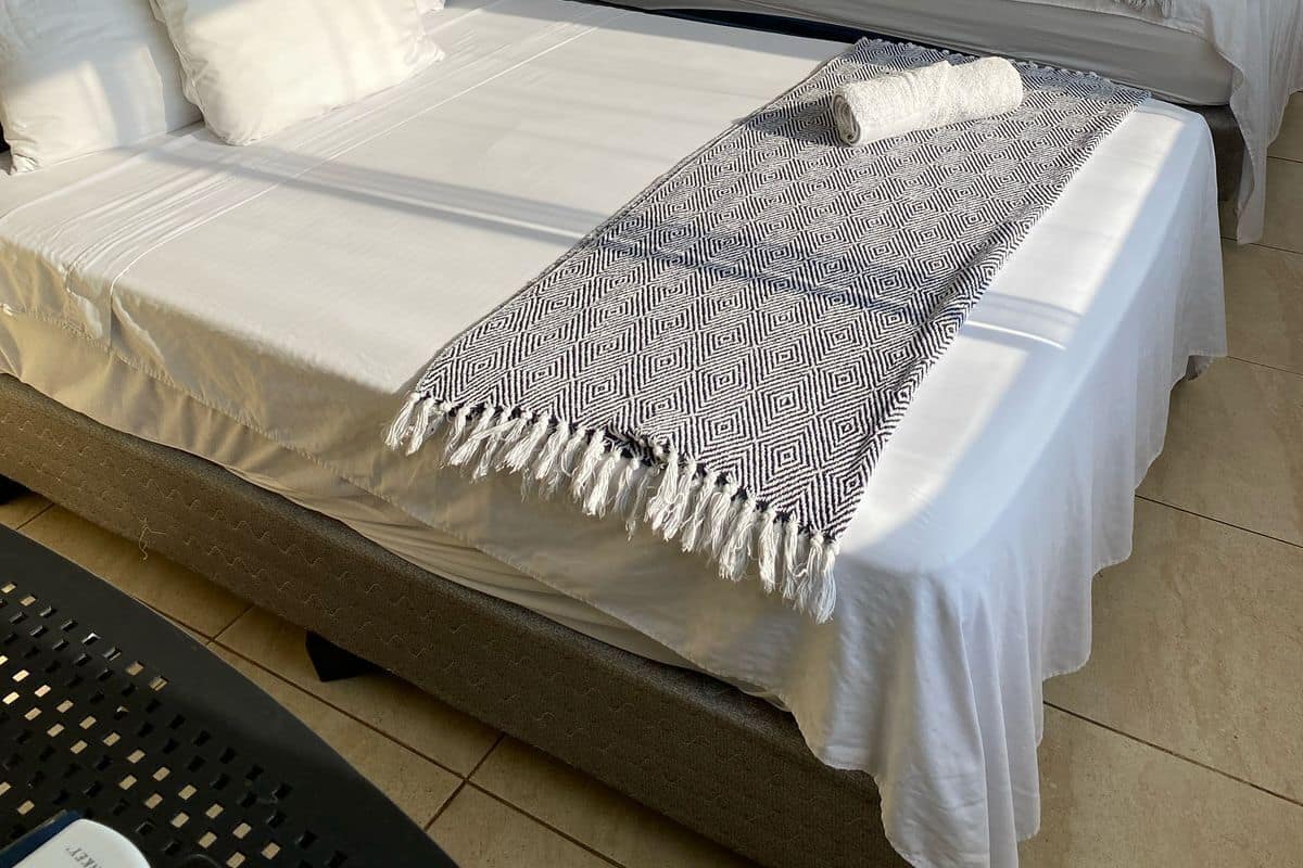 Une chambre d’hôtel avec deux lits, une petite table et une chaise.