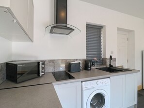 Cookware/dishes/utensils - Daisy (Northampton)