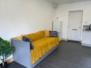 Cottage | Living area - Daisy (Northampton)