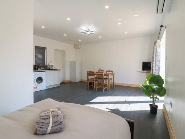 1 habitación, decoración personalizada y muebles diferentes 