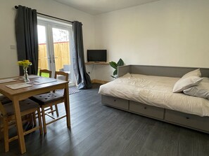 Cottage | 1 bedroom, individually decorated, individually furnished, free WiFi - Daisy (Northampton)