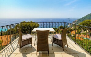 Outdoor dining - Beautiful home in Eze (Eze)