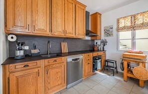 Fridge, stovetop, dishwasher, coffee/tea maker - Beautiful home in Eze (Eze)