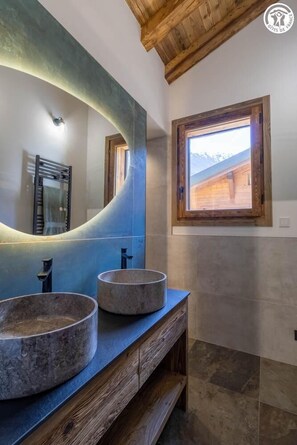 Douche, sèche-cheveux, serviettes fournies