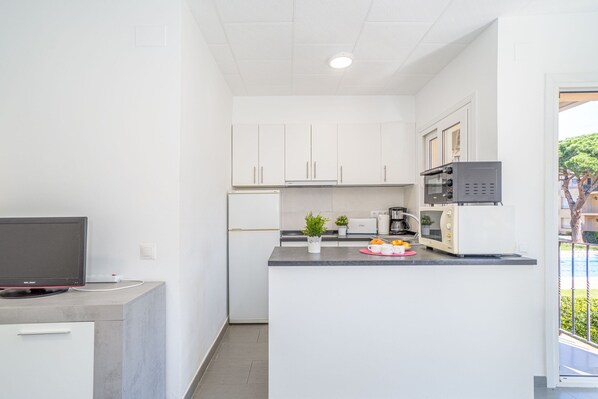 Apartment | Private kitchen - Apartment in Empuriabrava Near Sandy Beach (Castello d'Empuries)