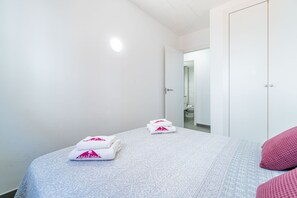 Departamento | 2 habitaciones y tabla de planchar con plancha 