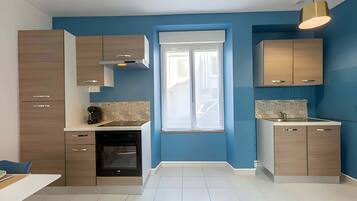 Apartment | Private kitchen | Electric kettle, toaster, cookware/dishes/utensils