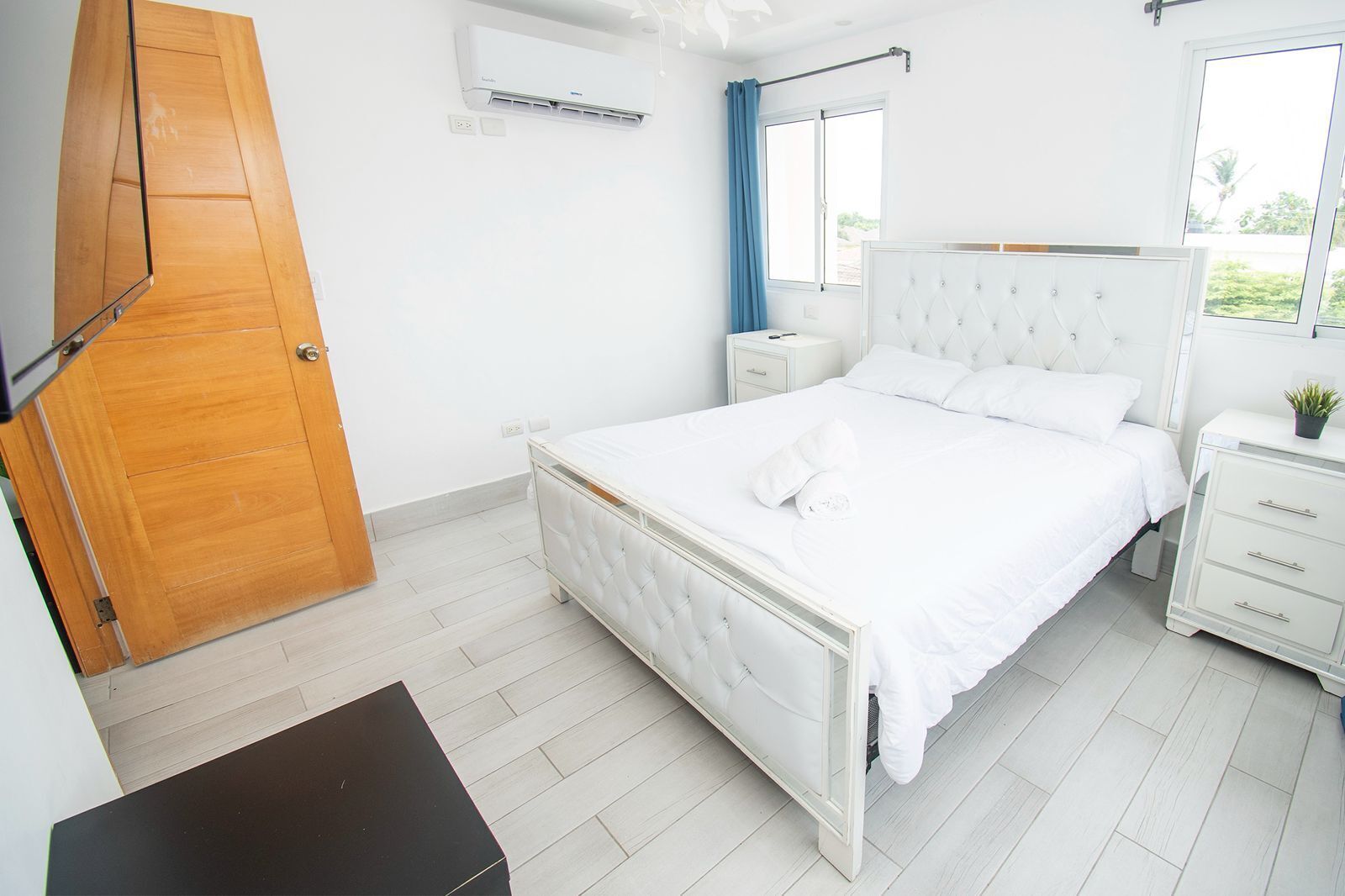 Tabla de planchar con plancha, wifi, ropa de cama