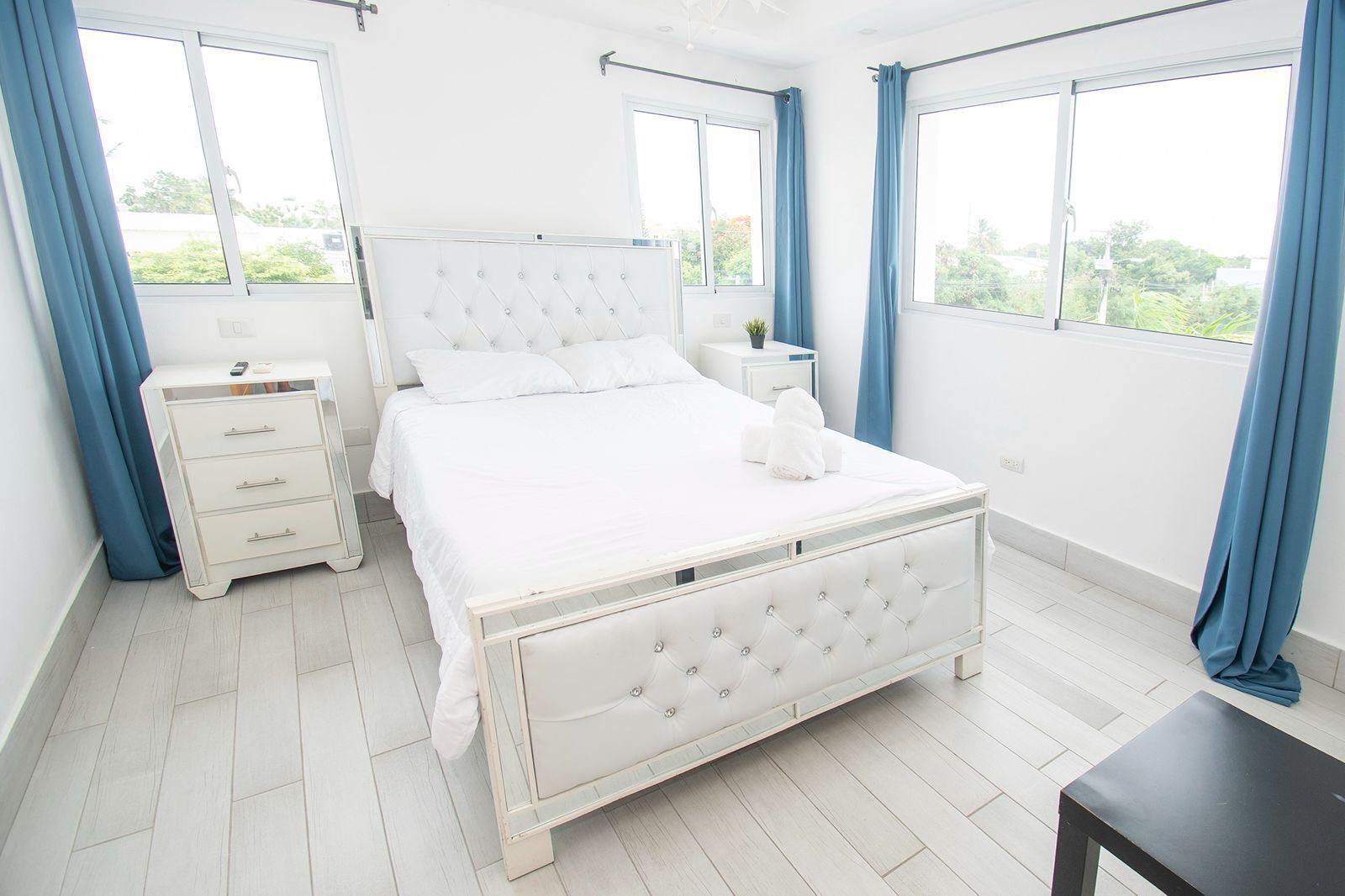 Silitysrauta/-lauta, Wi-Fi, vuodevaatteet