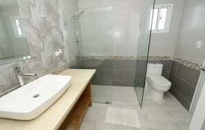 Serviettes fournies, savon, papier toilette