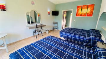 Habitación doble estándar | Caja de seguridad en la habitación y tabla de planchar con plancha