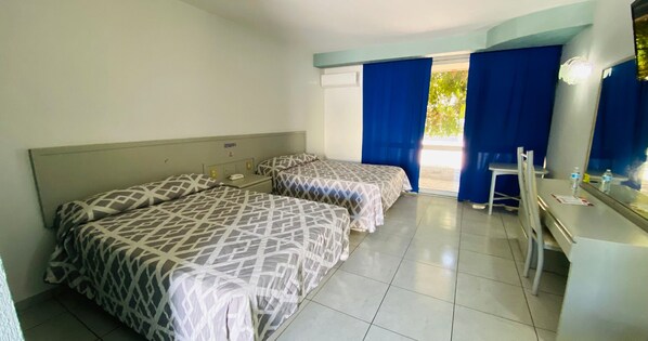 A hotel room with two beds, a desk, and a chair. - Hotel la Cascada Express (Aguascalientes)