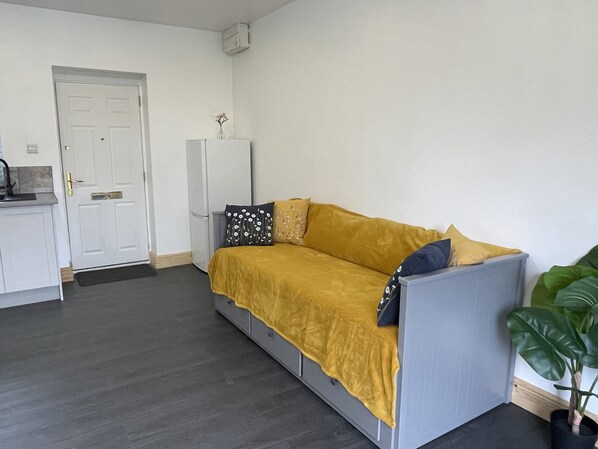 Cottage | Living area - Daffodil (Northampton)