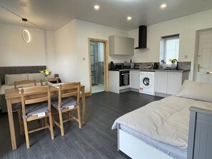 1 habitación, decoración personalizada y muebles diferentes 
