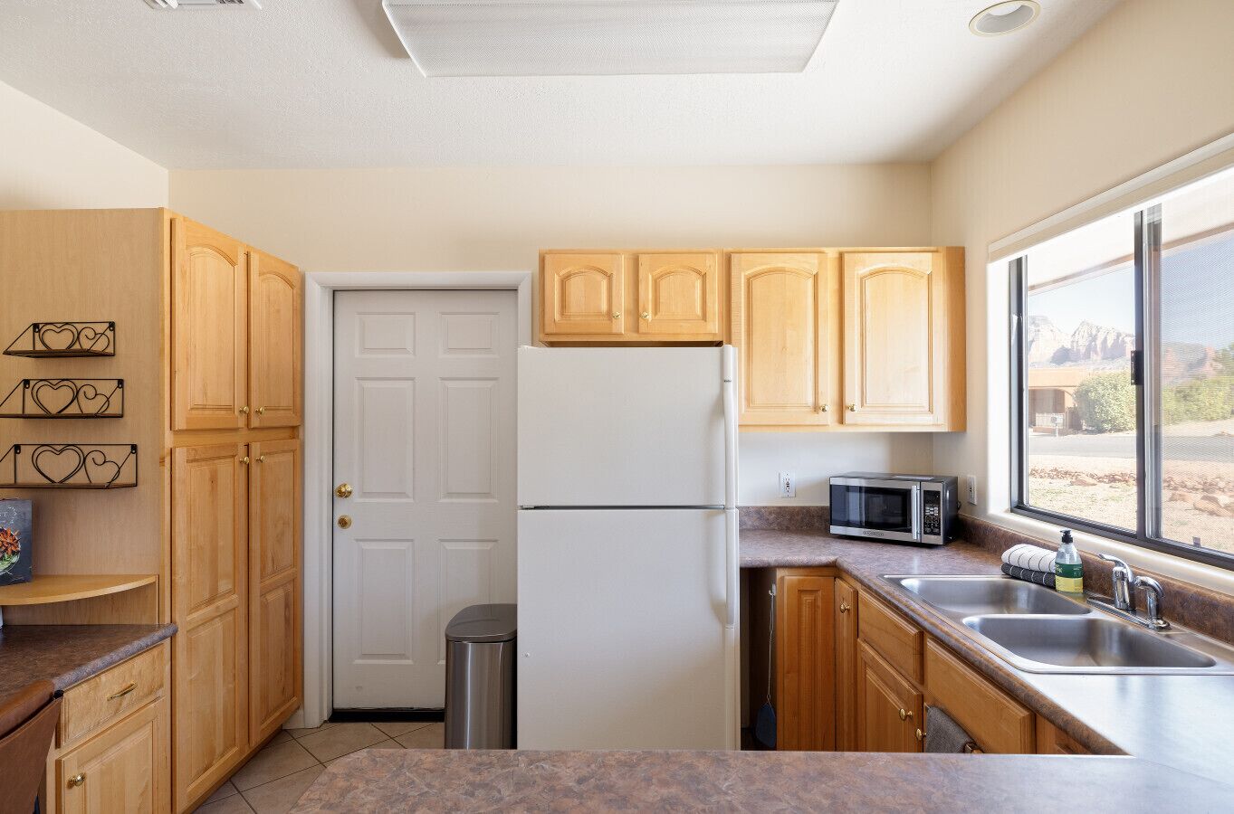 Kylskåp, mikrovågsugn, spishäll och kaffe- och tebryggare