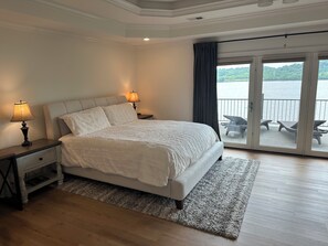 4 bedrooms, iron/ironing board, WiFi, bed sheets - Nicest 4BR River Home in Prospect! Newly Updated! Pvt dock. 2 car gar. EV chgr (Prospect)