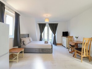 1 bedroom, individually decorated, individually furnished, free WiFi - Sunflower (Northampton)